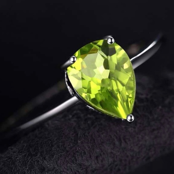 Beautiful Sterling Silver 1.3 ct Pear Cut Green Peridot Garnet Solitaire Ring - Picture 2 of 4